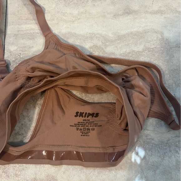 SKIMS sculpting bralettes - Picture 4 of 6